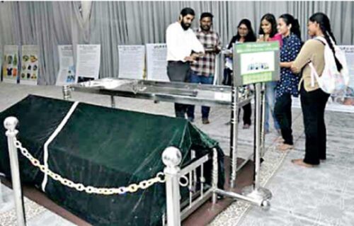 Shifan Yang explains the process of burial
