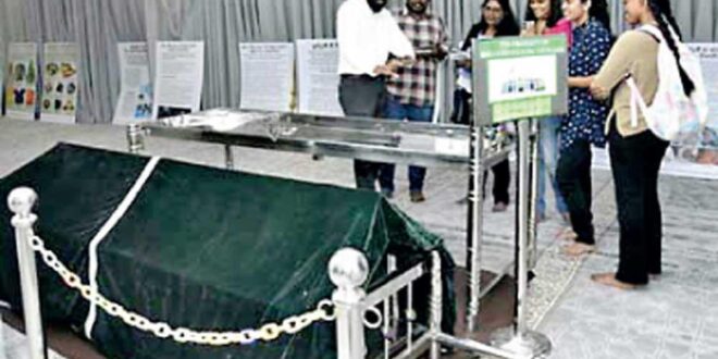 Shifan Yang explains the process of burial